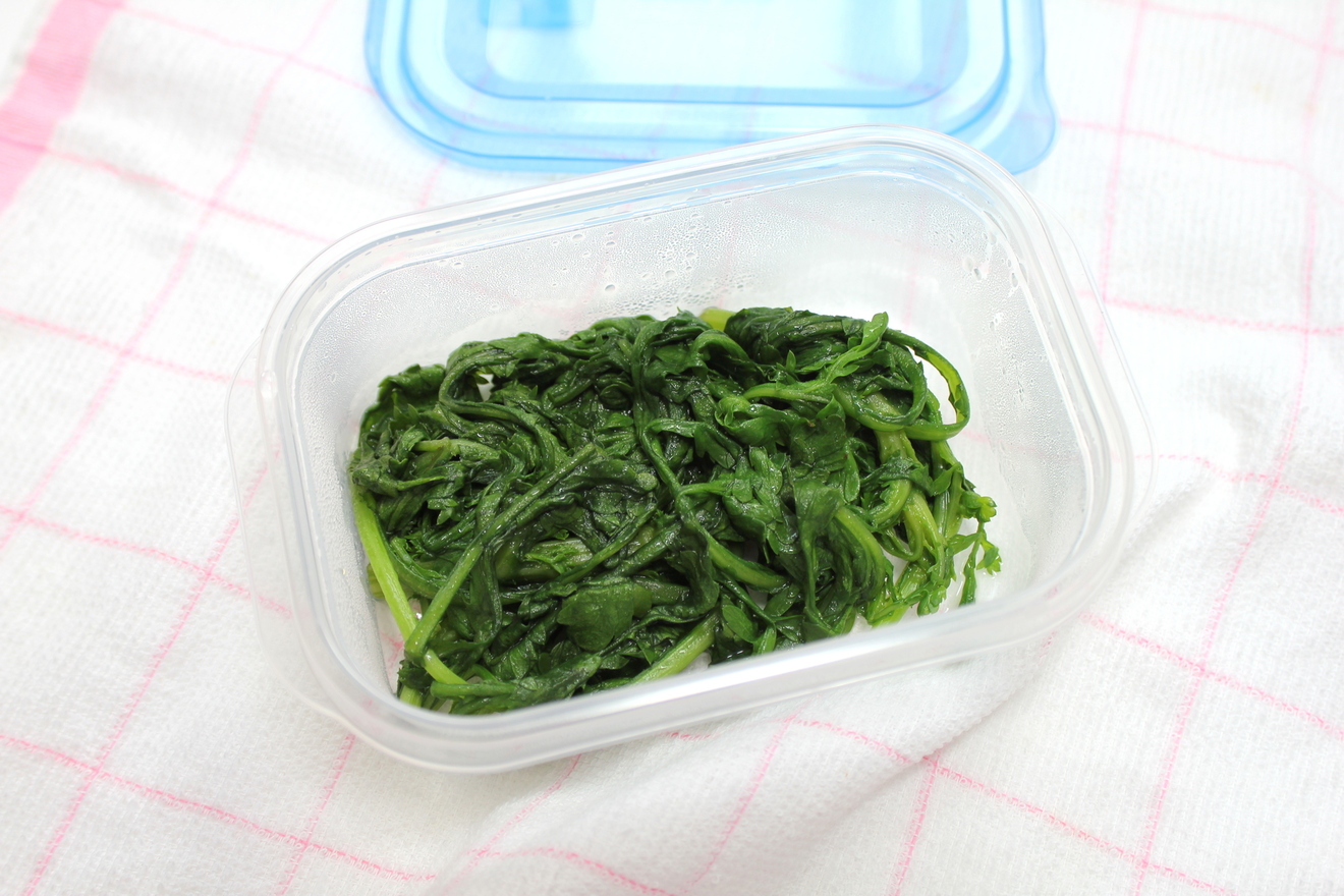 保存容器に入った春菊の画像