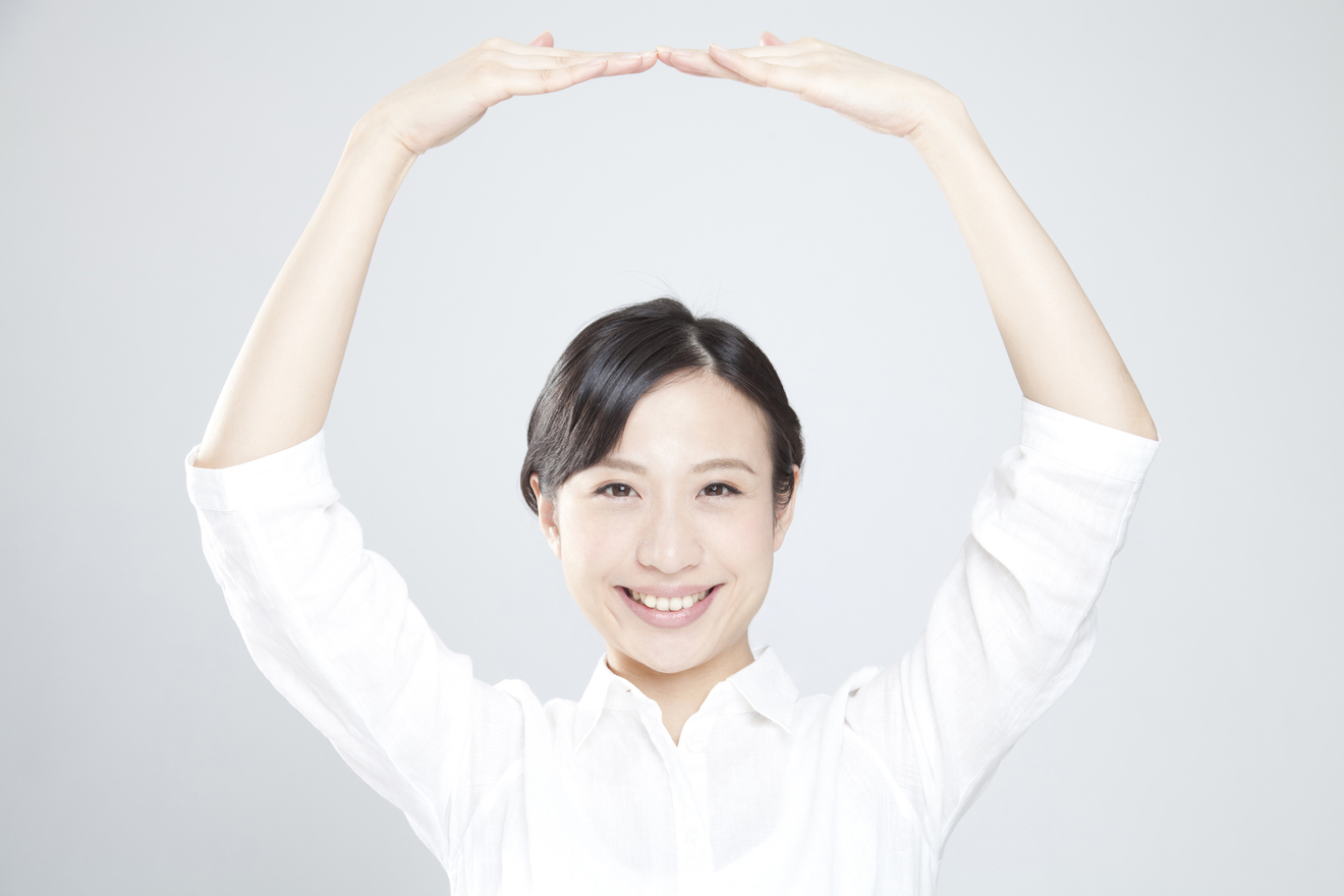 〇を作っている女性の画像