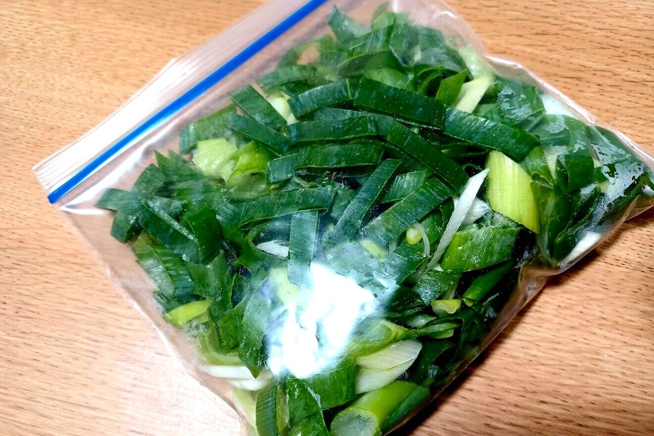 保存袋に入った長ねぎの画像