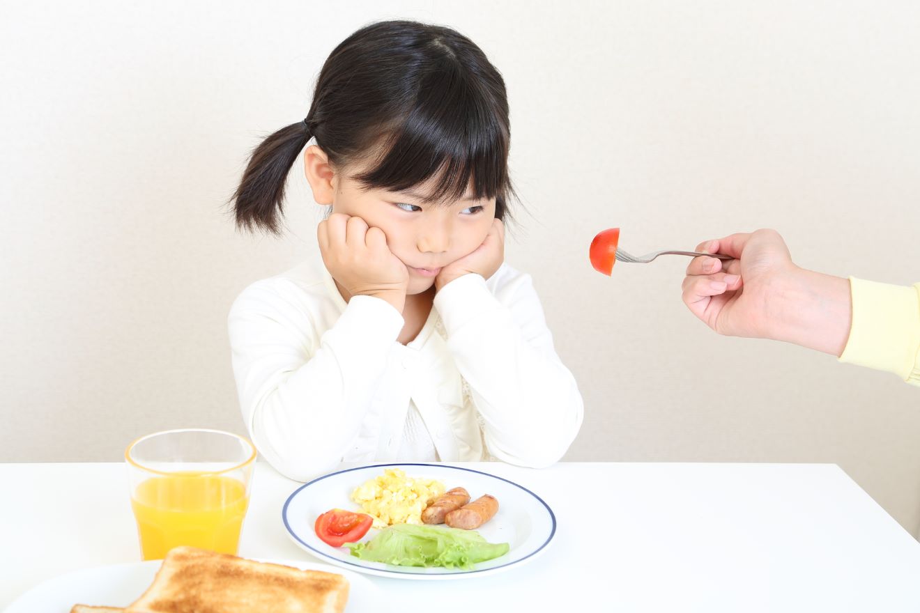 子どもが野菜を嫌がっている画像