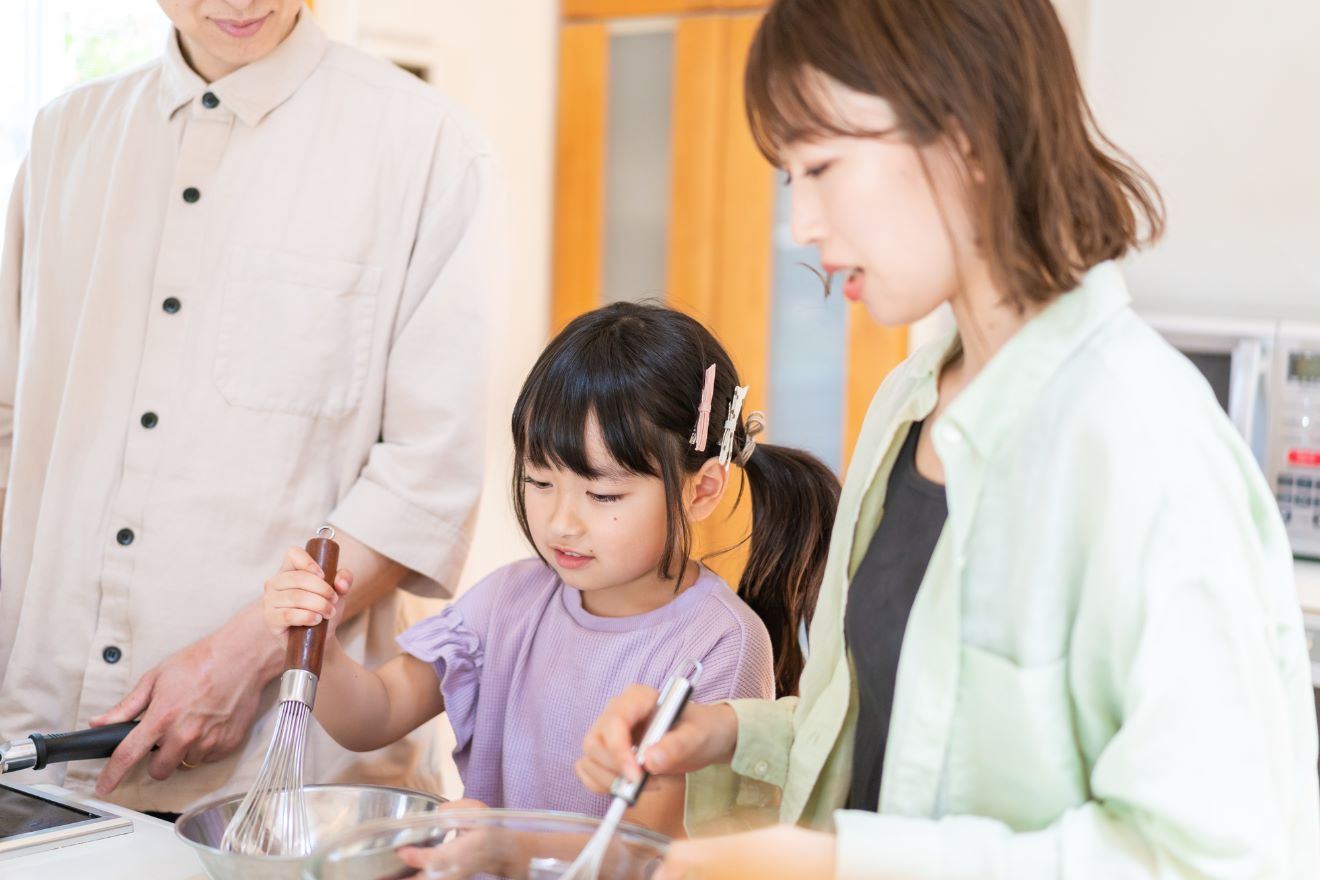 子どもと料理をしている画像