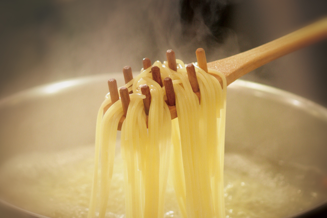 パスタを茹でている画像