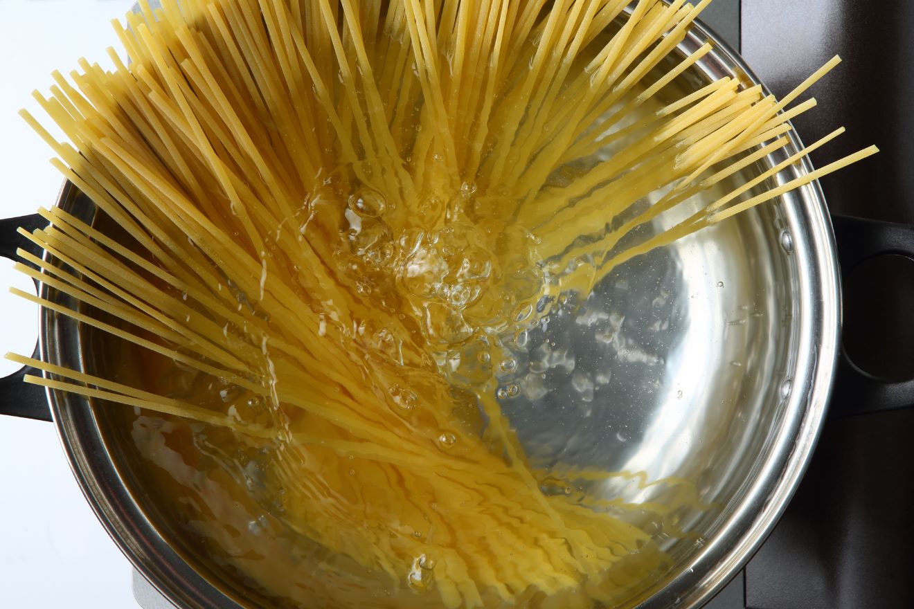 パスタを茹でるお湯に塩を入れるのはなぜ?家庭で茹でるときのポイントもご紹介 | ピエトロラジオ | 「いただきます!」を楽しくするwebマガジン