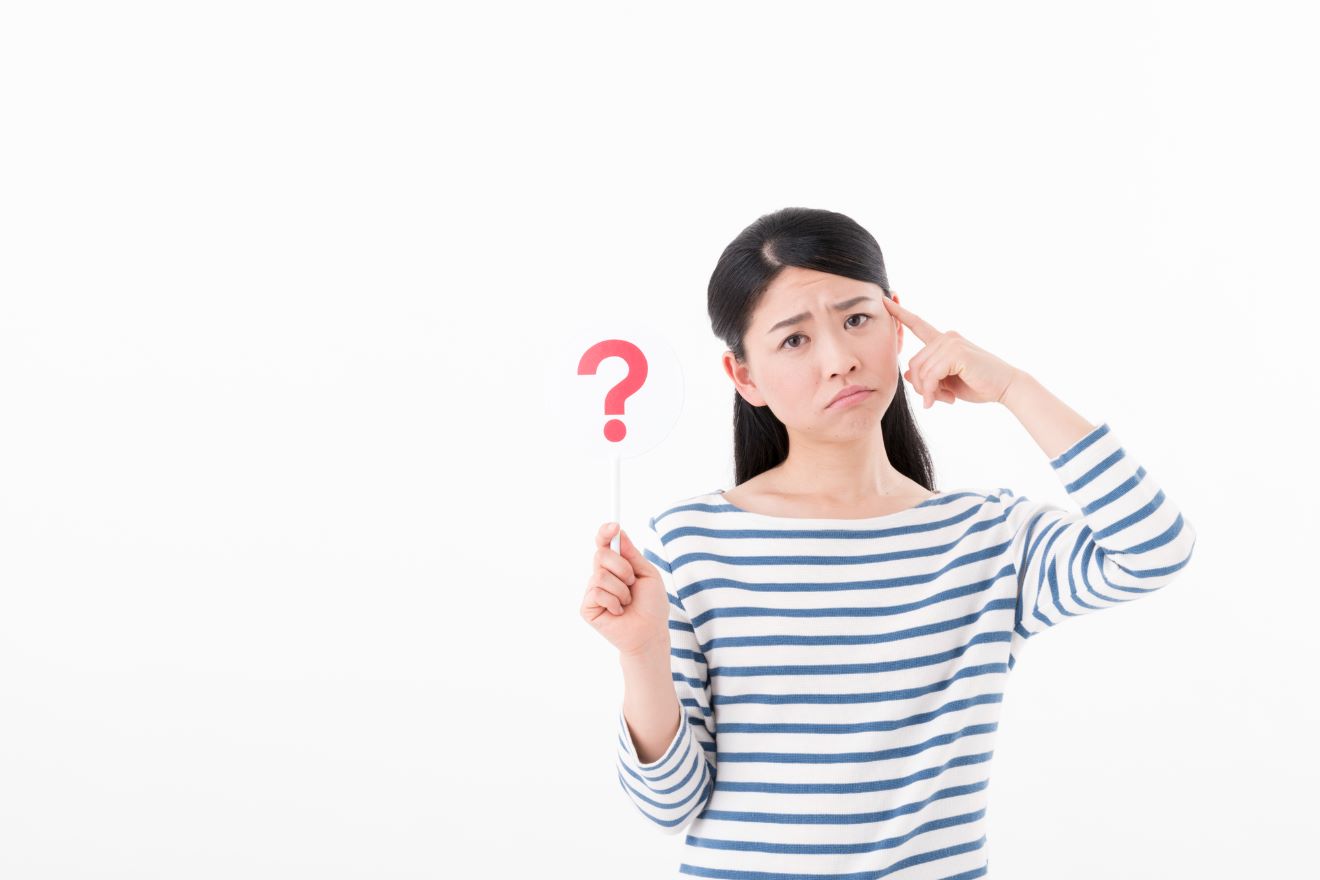 女性が悩んでいる画像