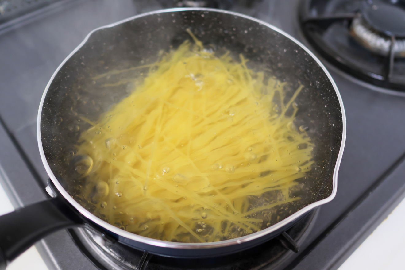 パスタをフライパンで茹でる手順は?茹でるときのコツやレシピを紹介 | ピエトロラジオ | 「いただきます!」を楽しくするwebマガジン