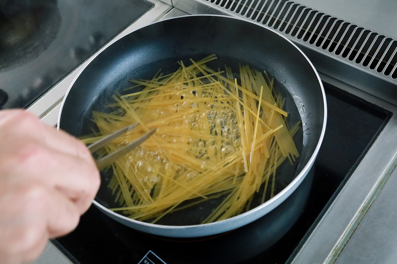 パスタを茹でている画像