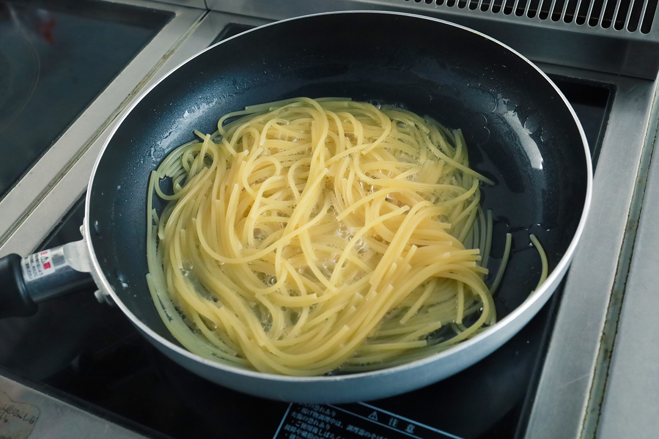パスタを茹でている画像