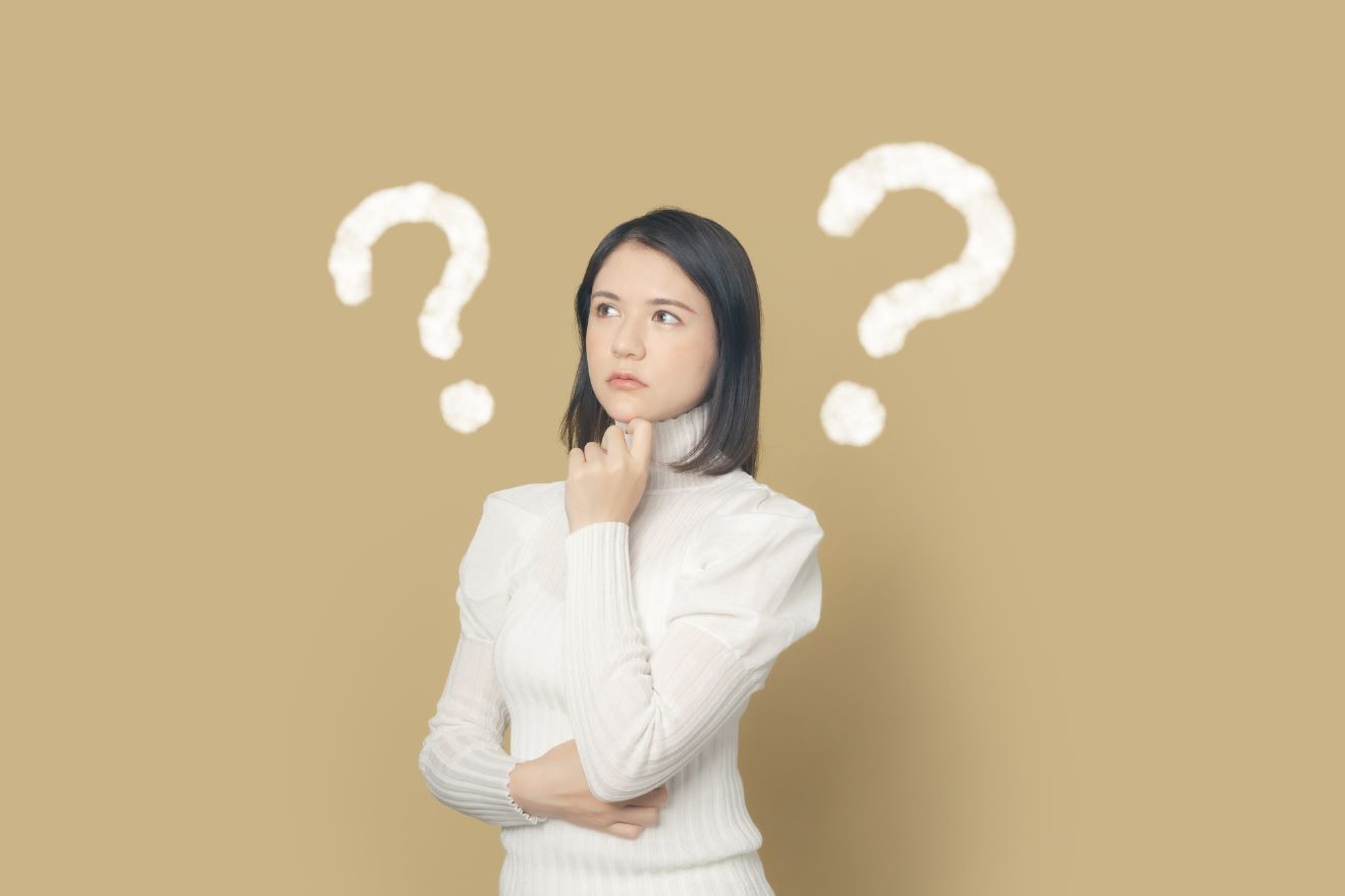 女性が考えている画像