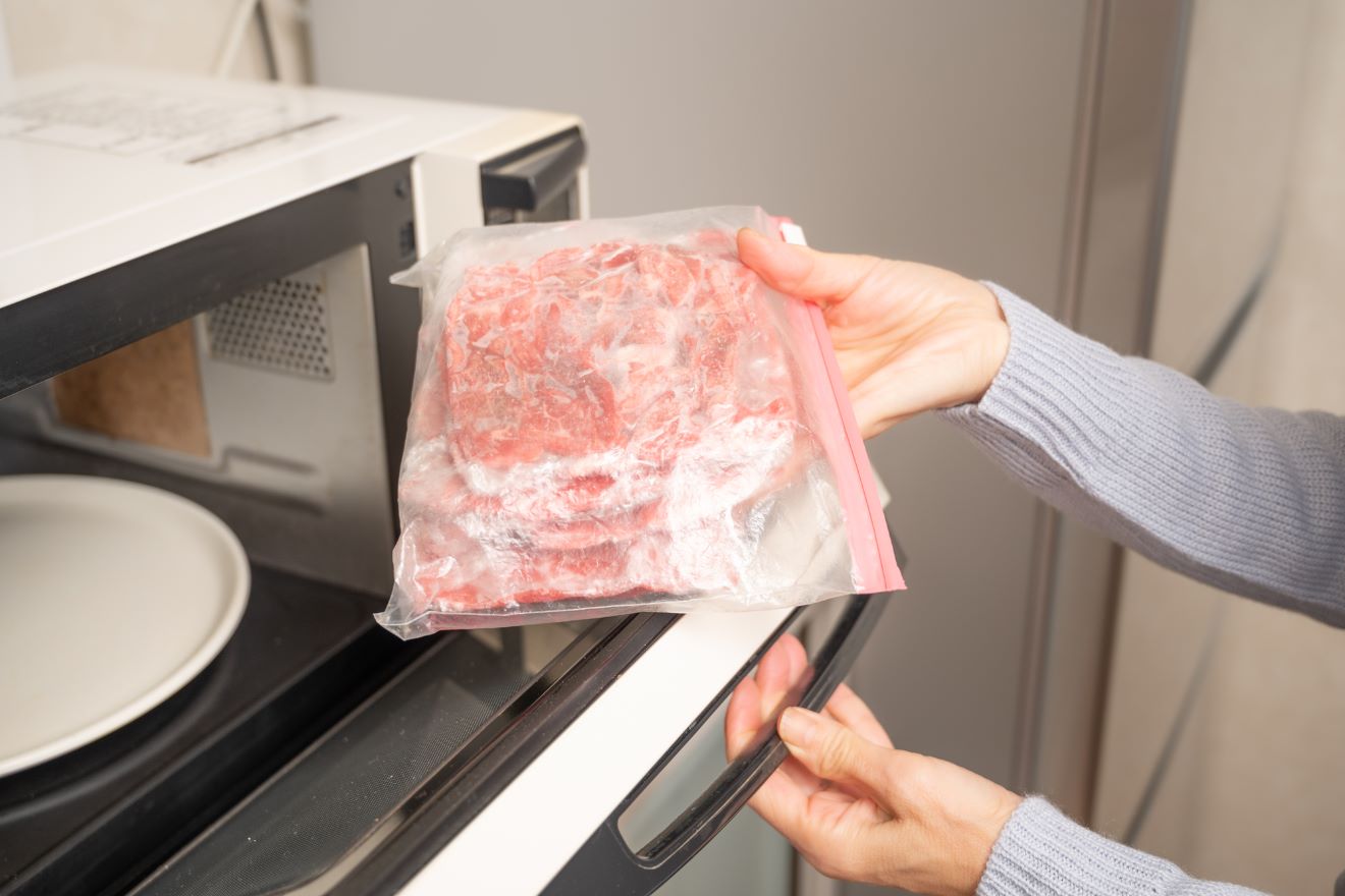冷凍肉を電子レンジに入れる画像