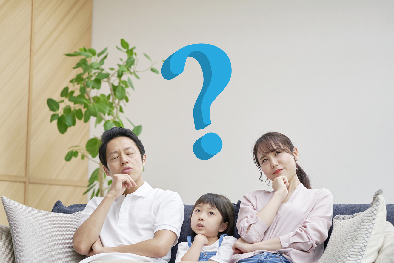 家族で考えている画像