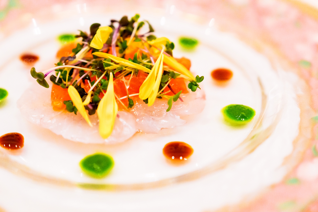 料理がお皿に盛り付けられている画像