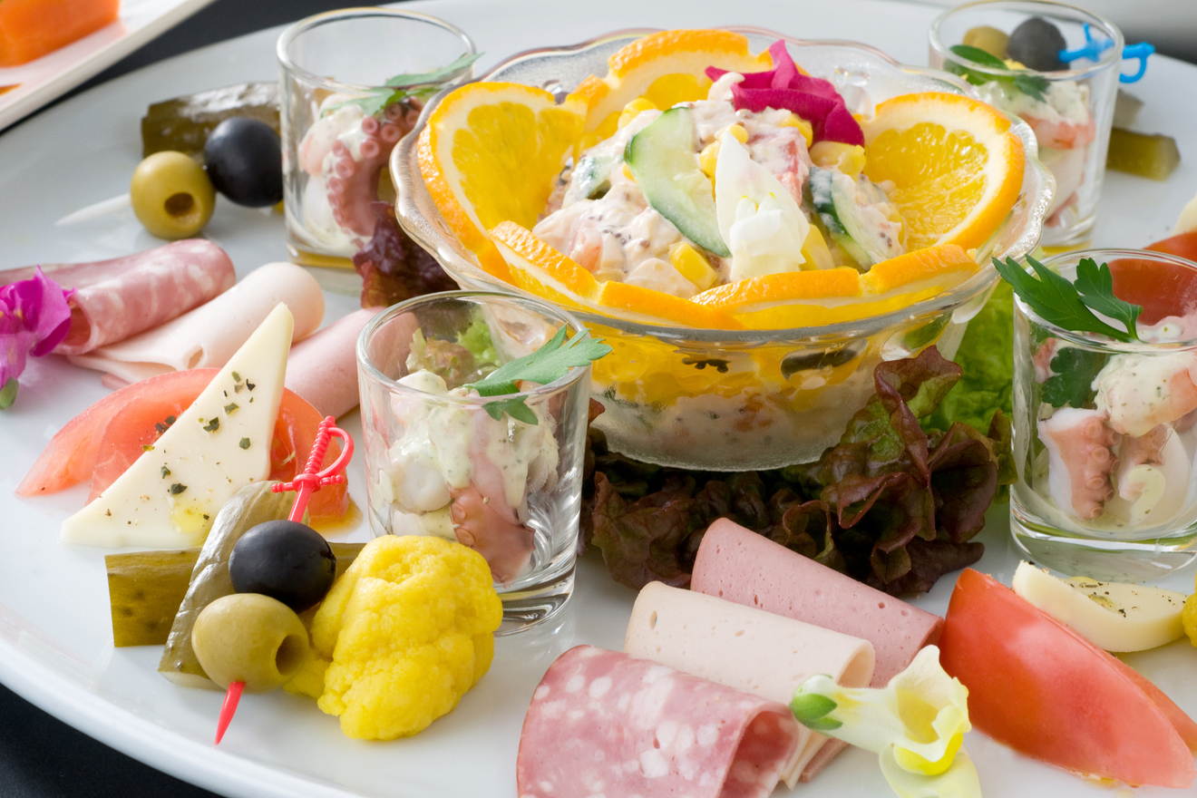 料理がお皿に盛り付けられている画像