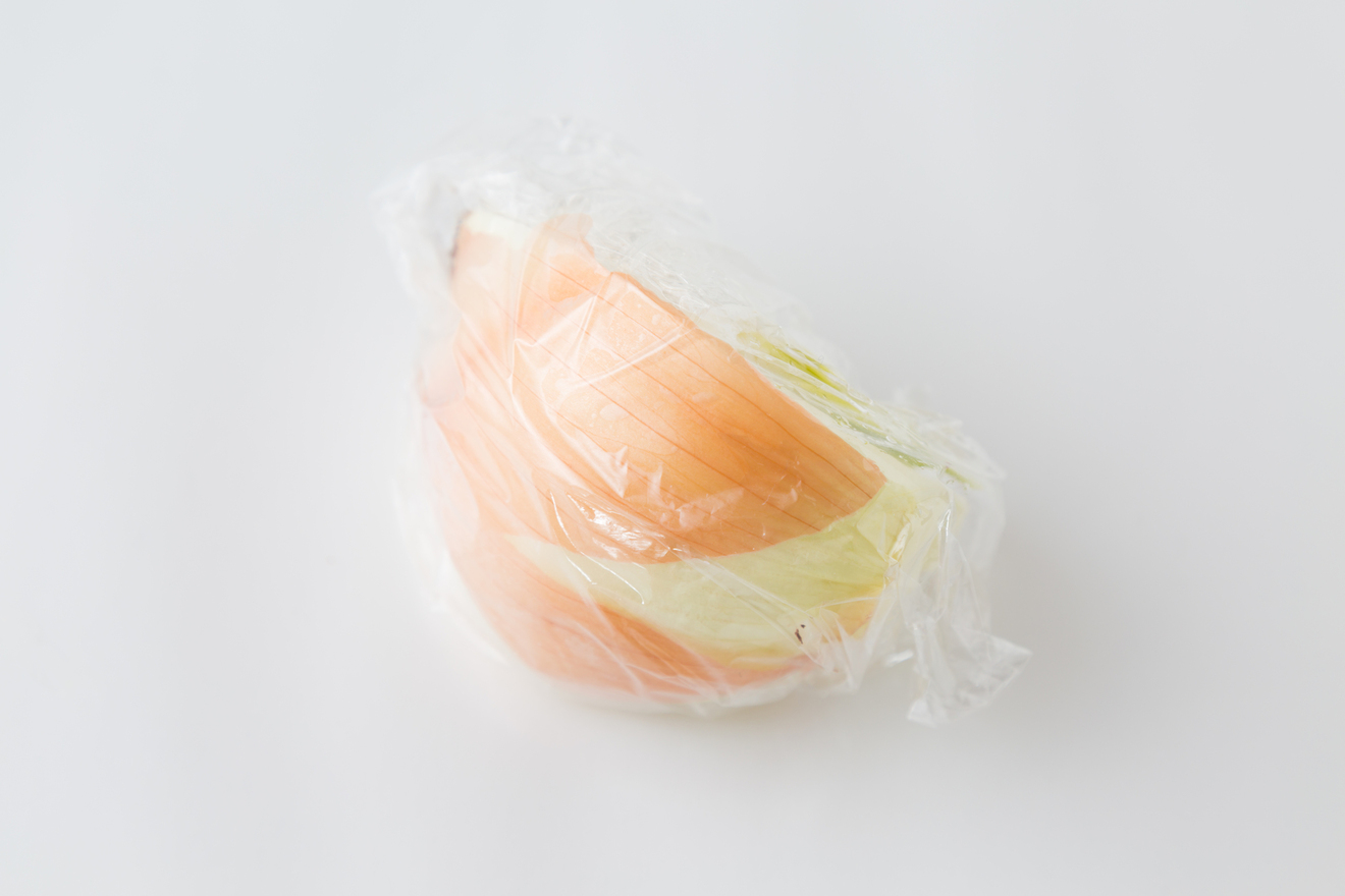 ラップに包んだたまねぎの画像