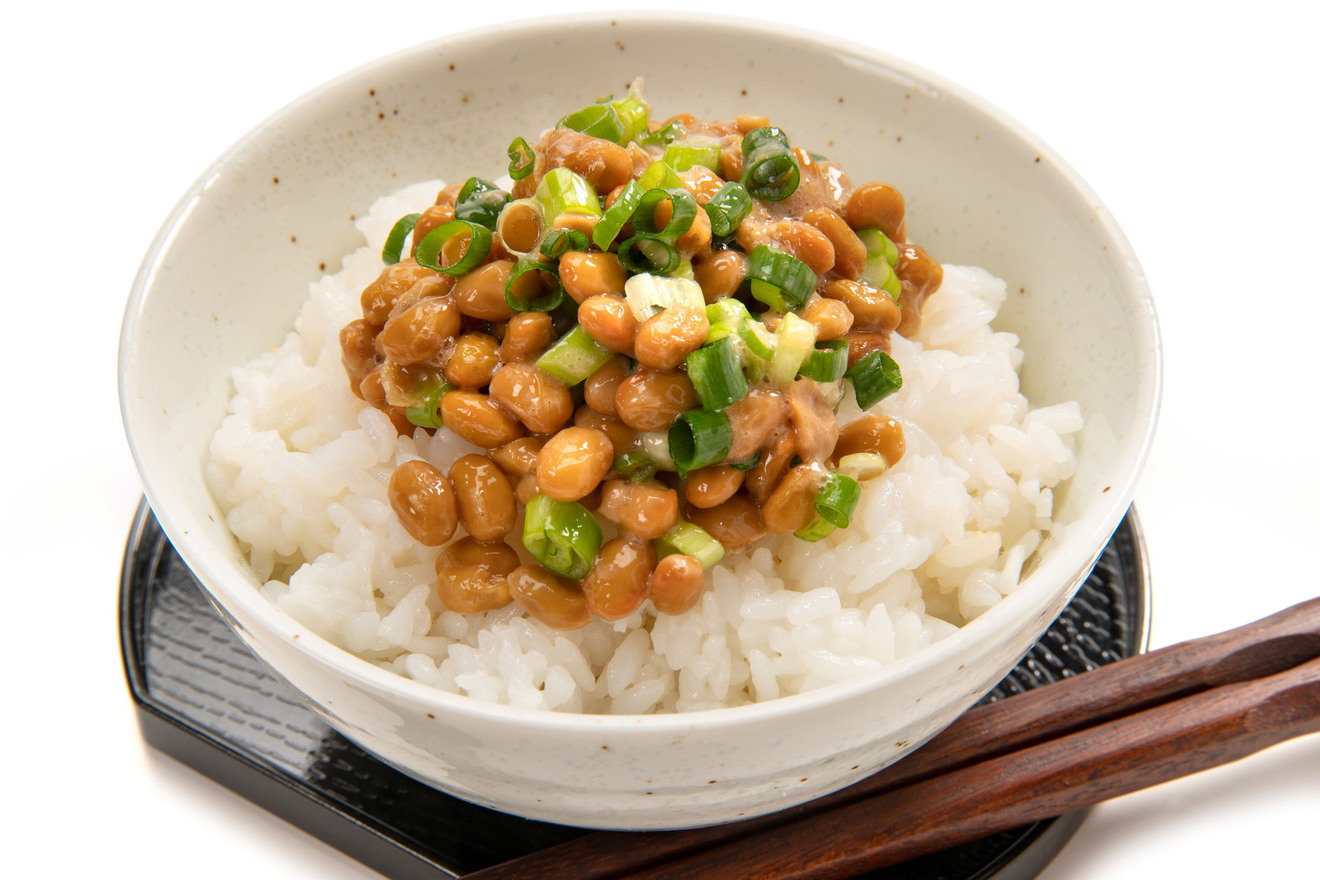 ごはんに納豆を乗せた画像