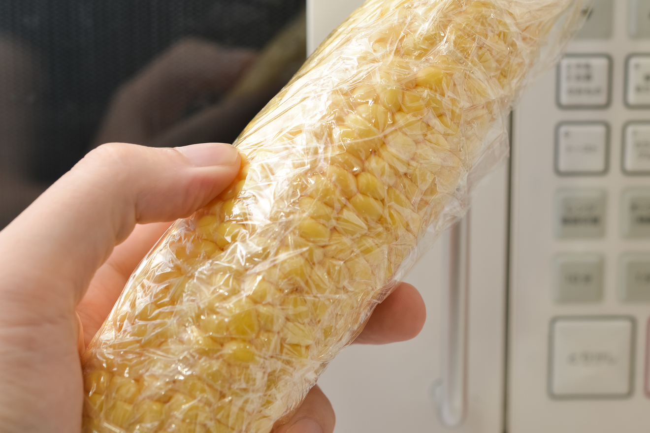 ラップにくるんだとうもろこしの画像