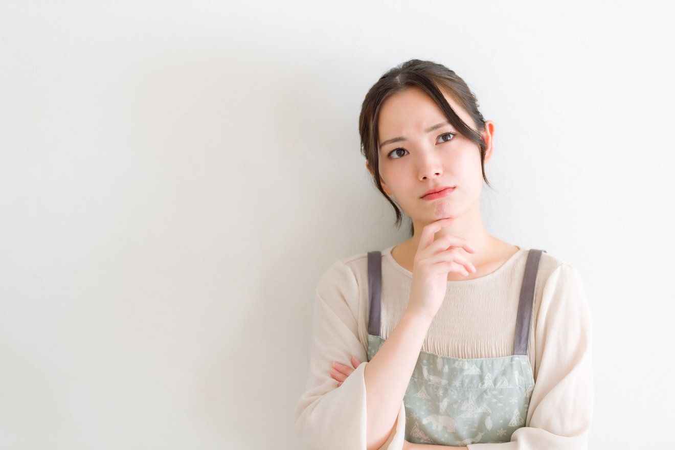 女性が考えている画像