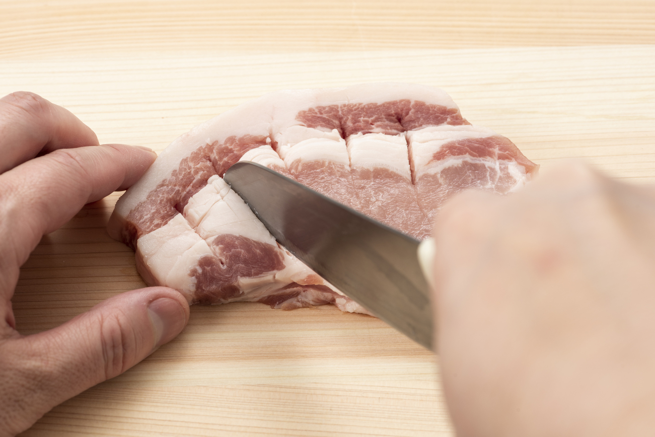 豚肉を下処理している画像