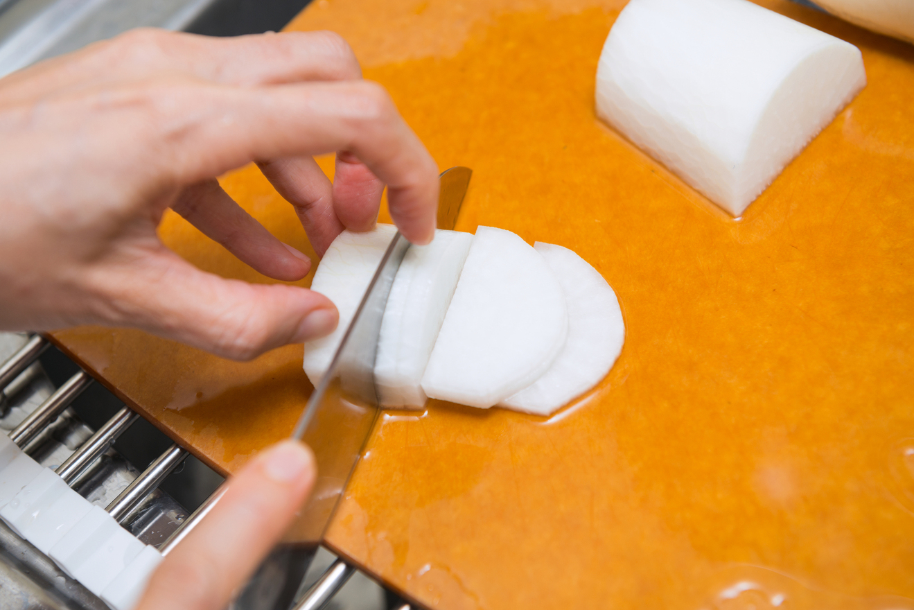 大根を切っている画像