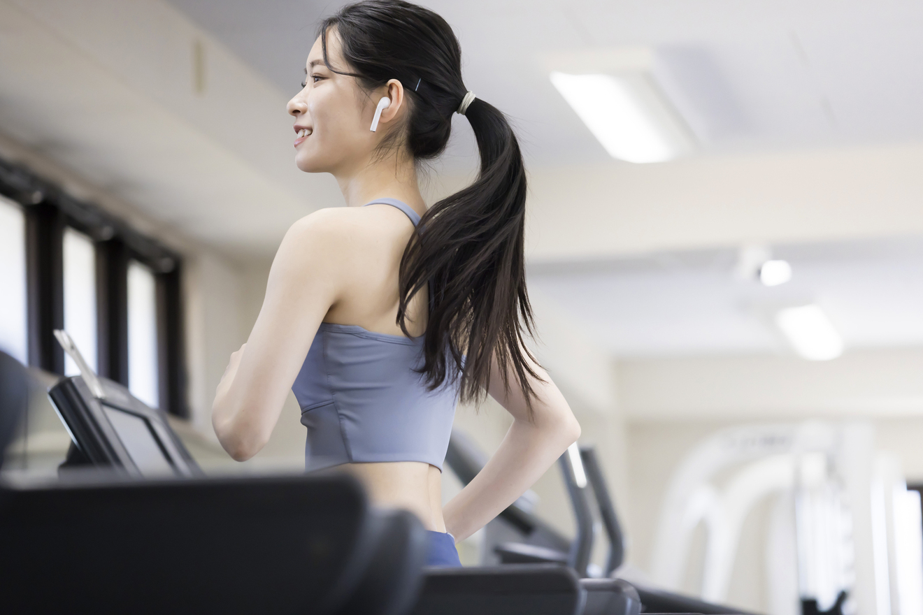 運動をしている女性の画像