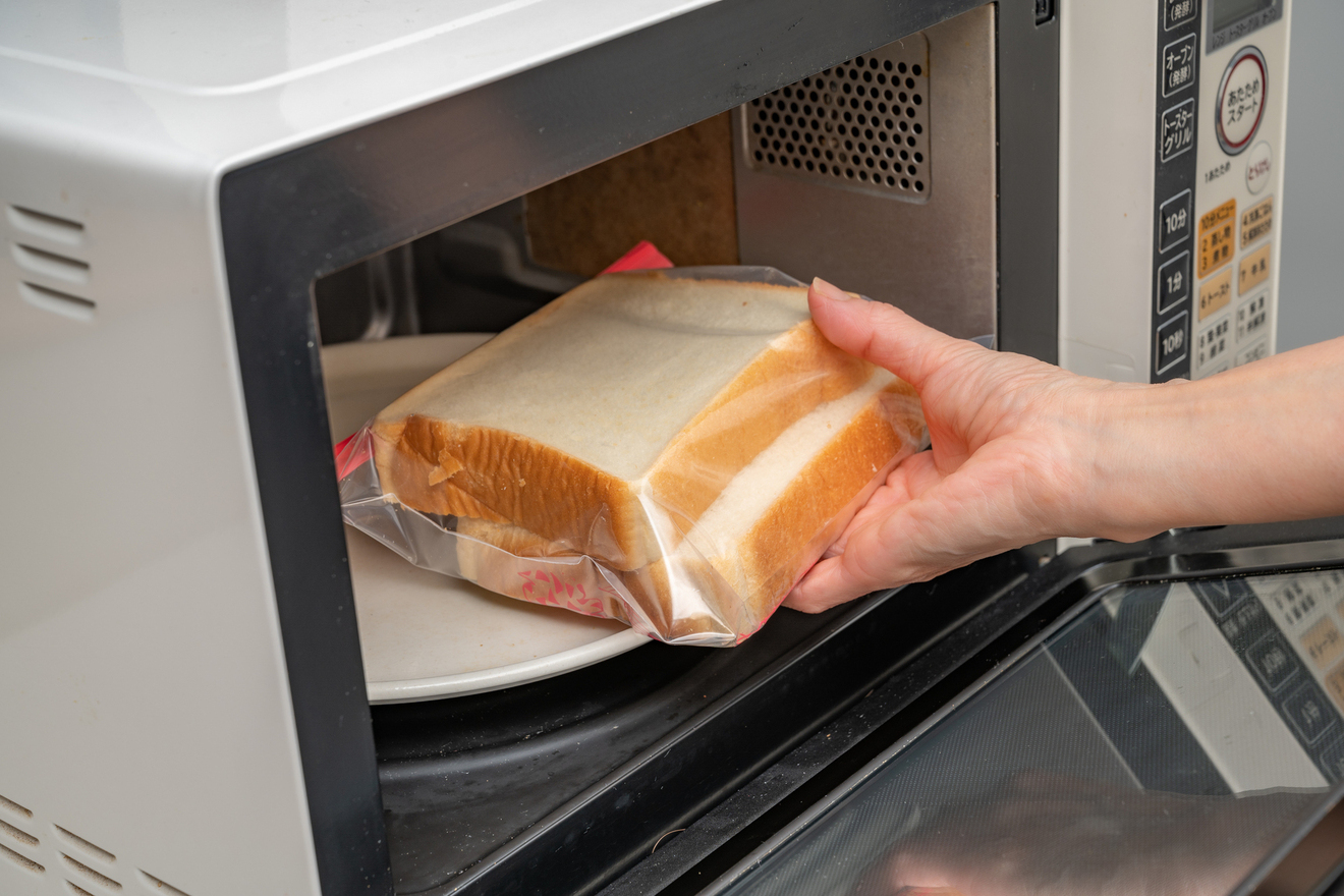 レンジに食パンを入れる画像