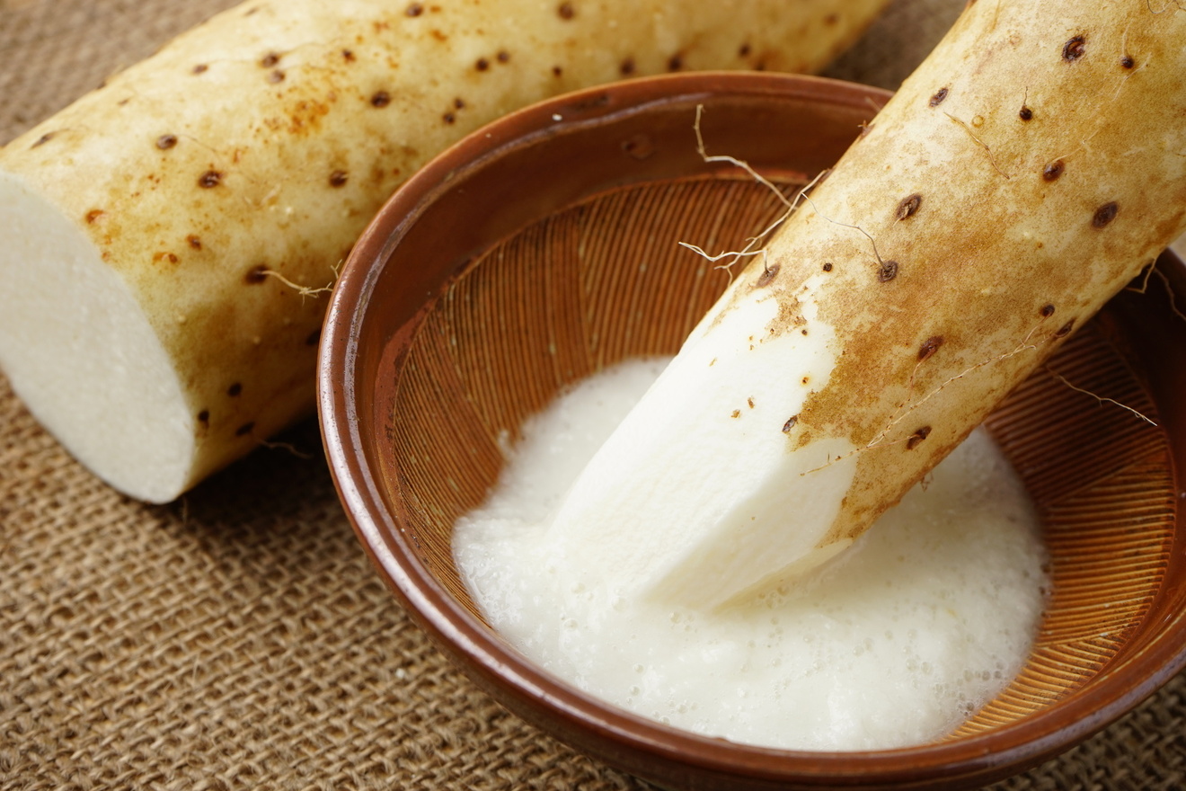 山芋をすっている画像