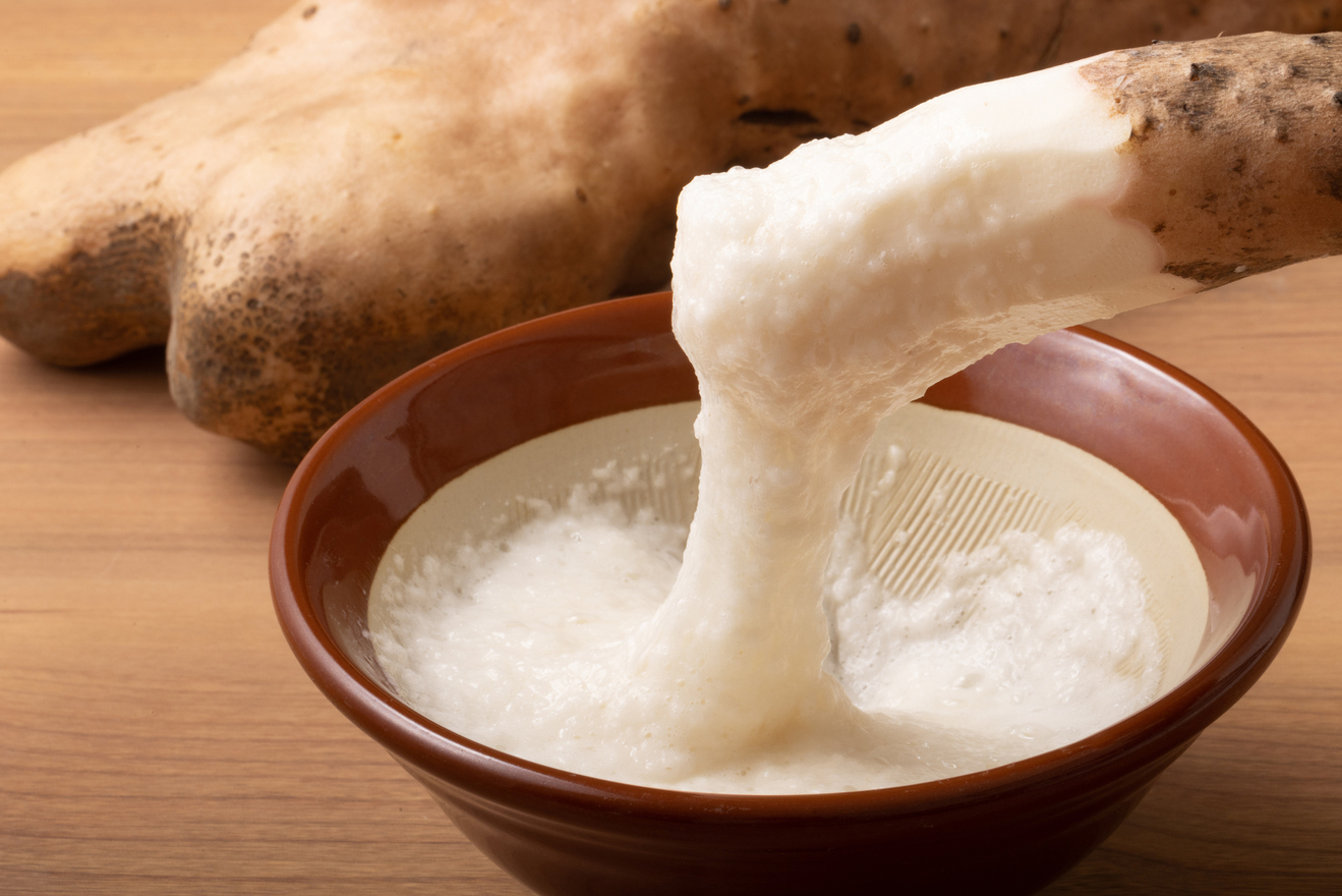 山芋をすりおろしている画像