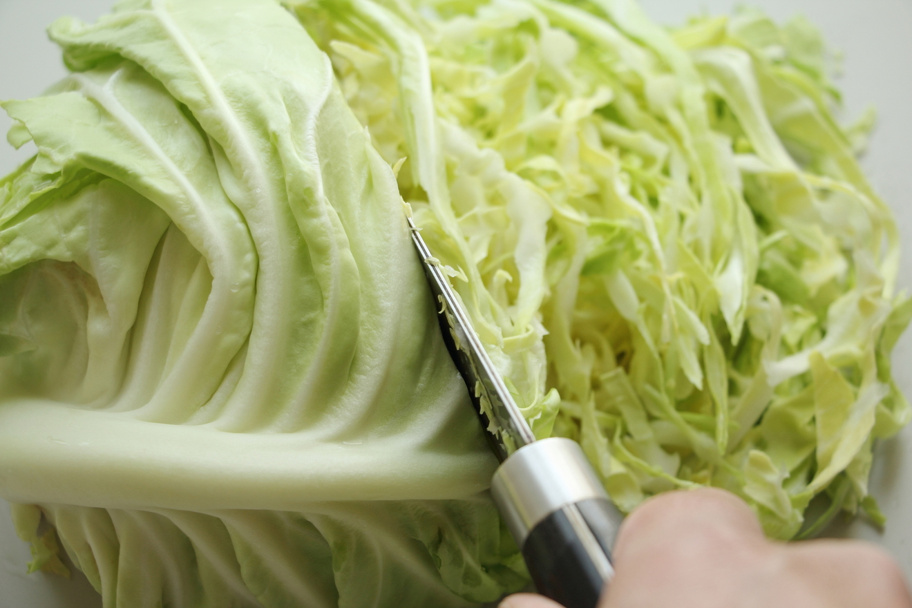 キャベツを切っている画像