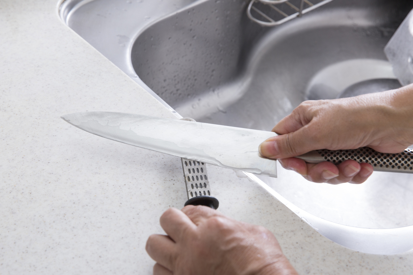 包丁を研いでいる画像