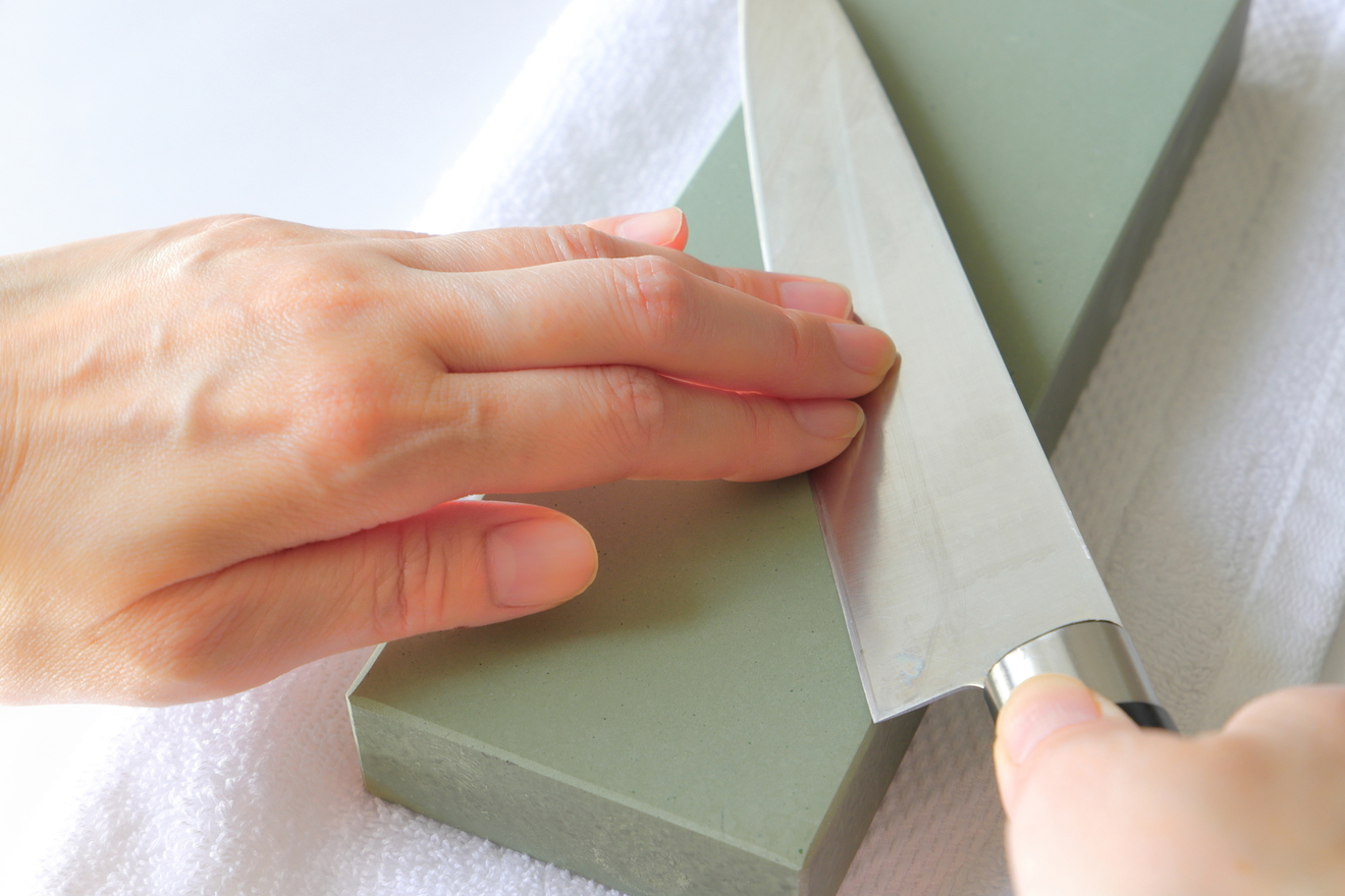 包丁を研ぐ画像