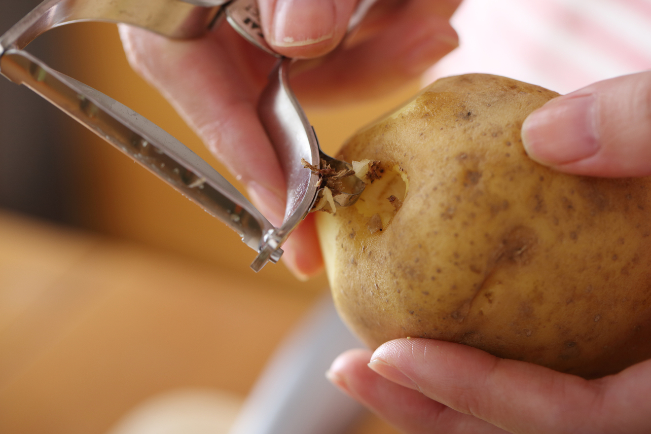 じゃがいもの芽をむいている画像