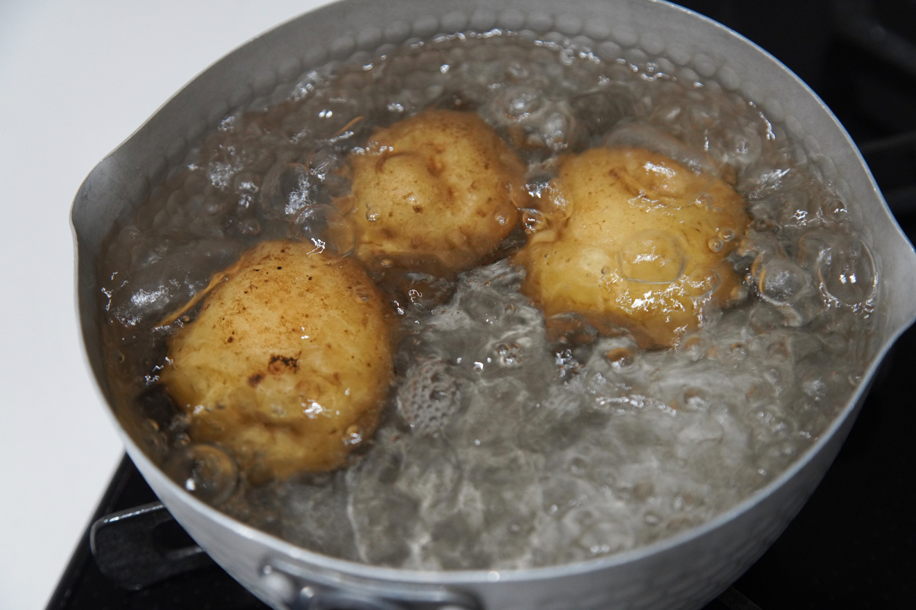 じゃがいもを茹でている画像