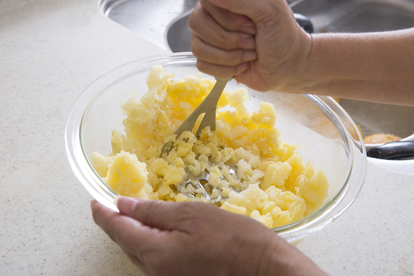 じゃがいもをつぶしている画像