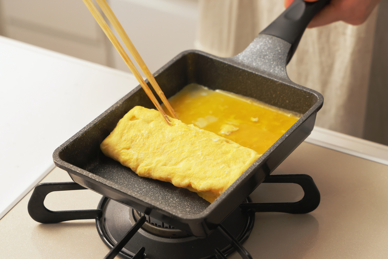 卵焼きを作っている画像