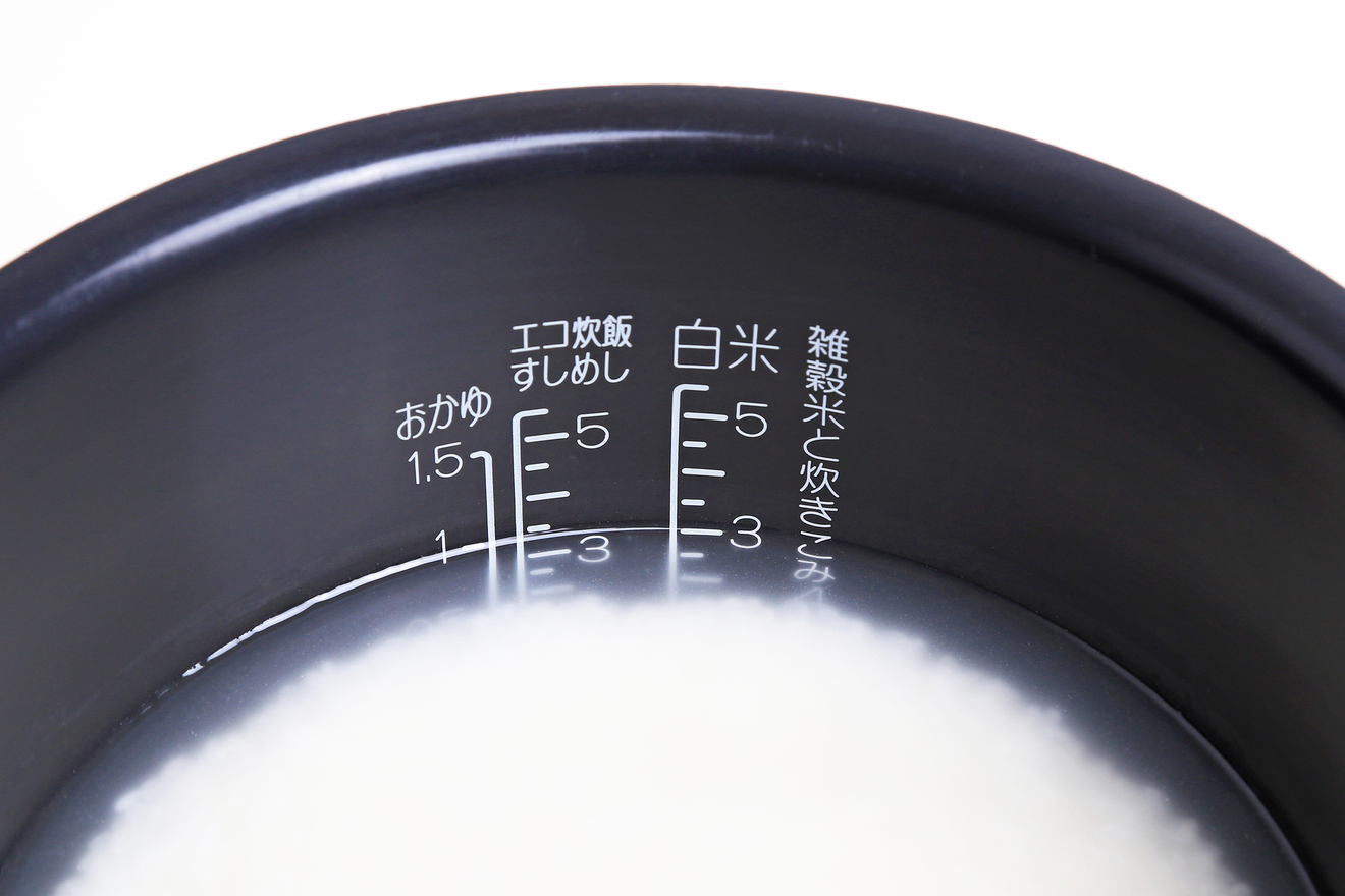 炊飯器にお米が入っている画像