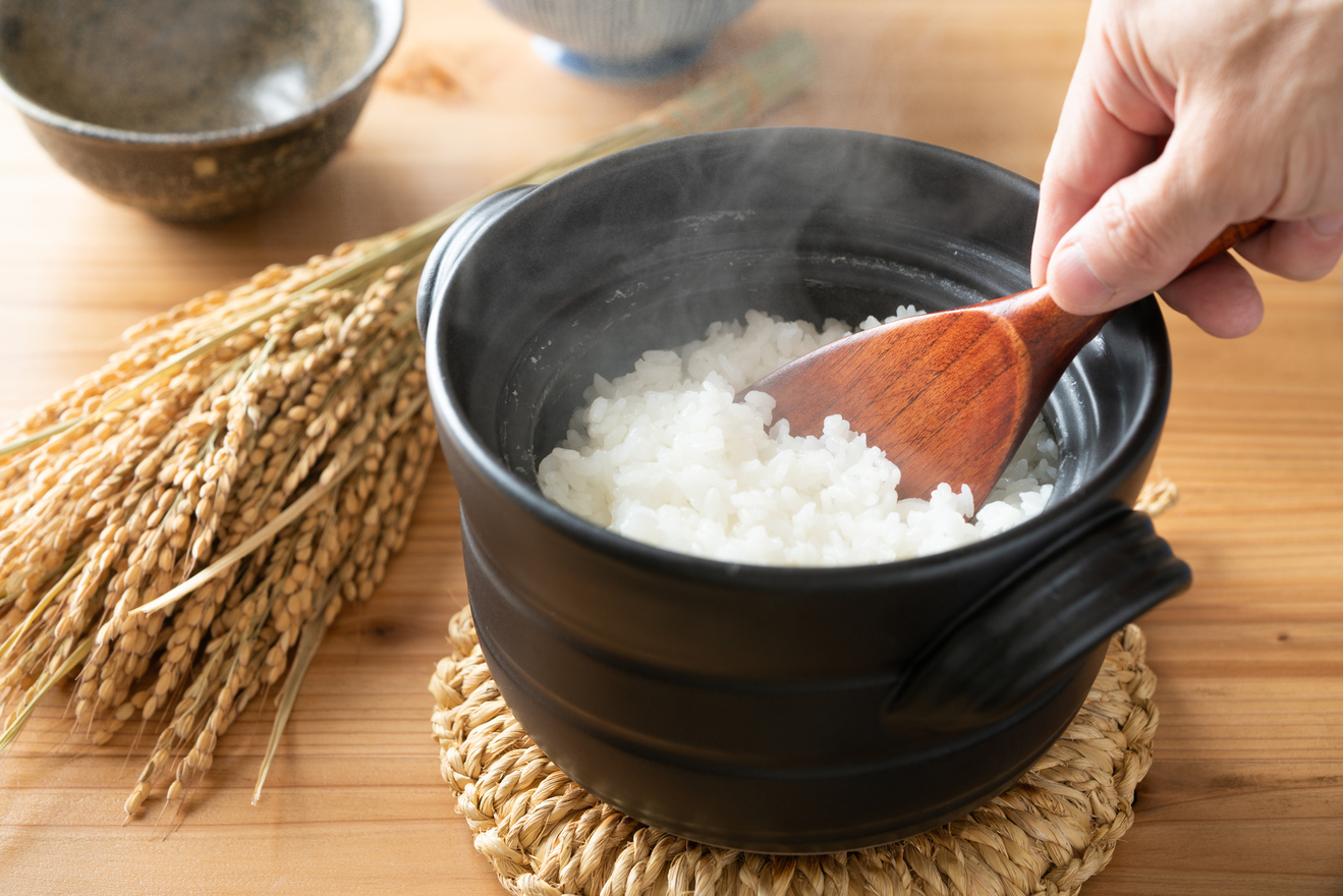 ご飯をほぐしている画像
