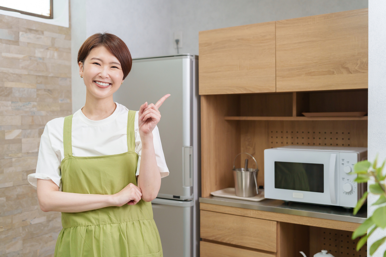 キッチンに立つ女性の画像