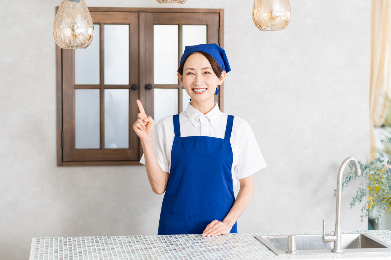 キッチンに立つ女性の画像