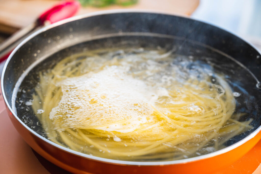 パスタをフライパンで茹でる手順は?茹でるときのコツやレシピを紹介 | ピエトロラジオ