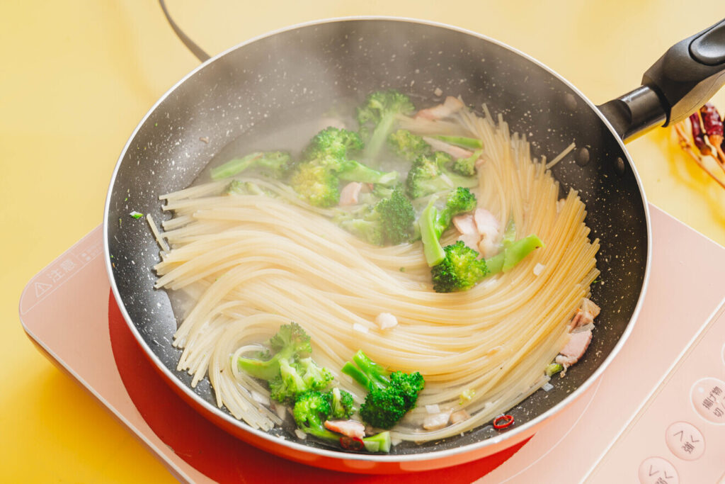 パスタをフライパンで茹でる手順は?茹でるときのコツやレシピを紹介 | ピエトロラジオ