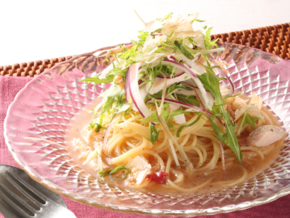 蒸し鶏と香味野菜、梅みぞれの冷製パスタ