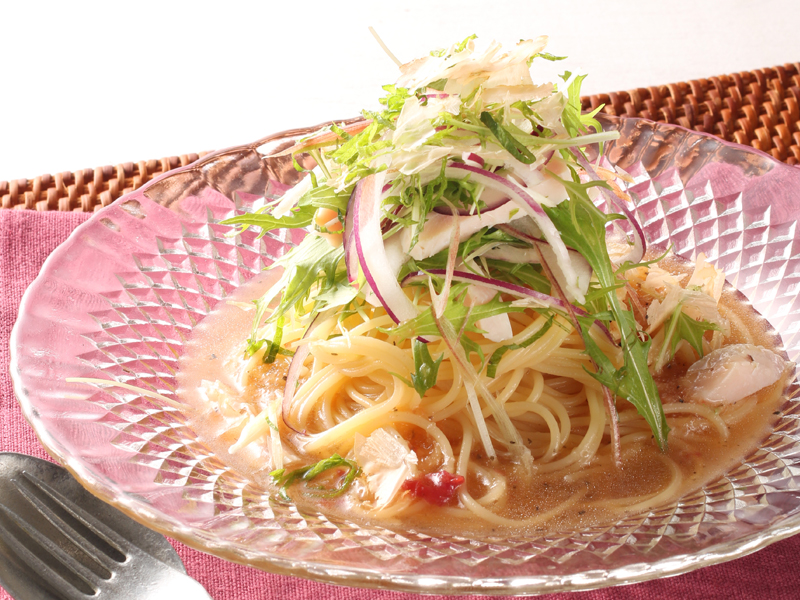 蒸し鶏と香味野菜、梅みぞれの冷製パスタ