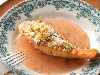 サーモンのチーズ香草パン粉焼き　梅ソースかけ